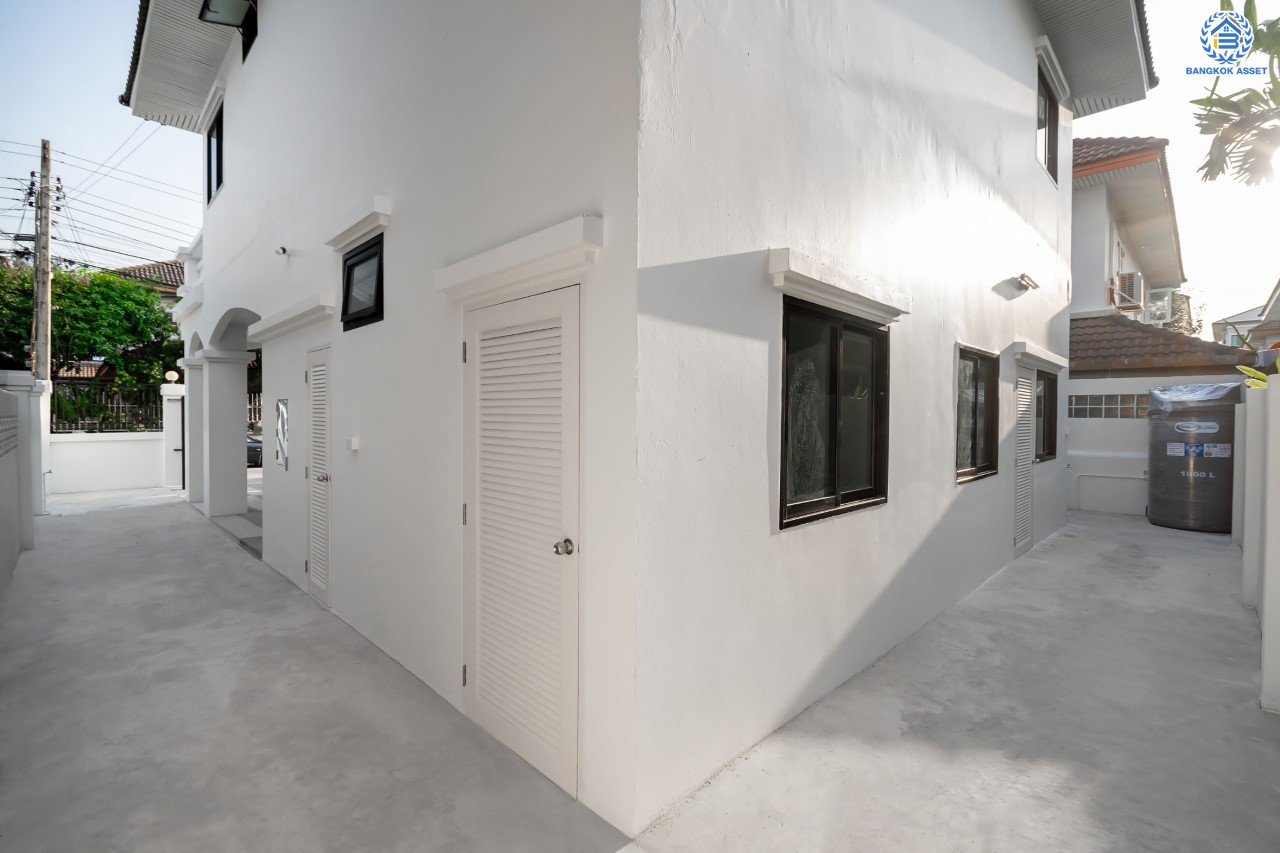 บ้านมือสองตกแต่งใหม่ ม.บุญโต55 แจ้งวัฒนะ ทำเลโซนเมือง!  เนื้อที่ 50 ตร.ว. ฟังก์ชันจัดเต็ม 3 ห้องนอน 4 ห้องน้ำ 1 ห้องแม่บ้าน รองรับทุกการอยู่อาศัย ทำเลเดินทางสะดวกเพียง 1 กม.จากจุดขึ้นทางด่วนศรีสมาน ใกล้เมืองทองธานี เซ็นทรัลแจ้งวัฒนะ และ รถไฟฟ้าสายสีแดง "สถานีหลักสี่"